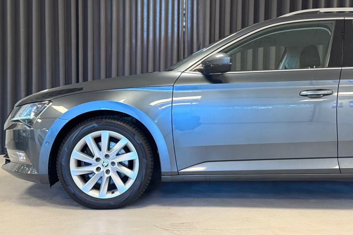 Grå Skoda Superb fra 2019
