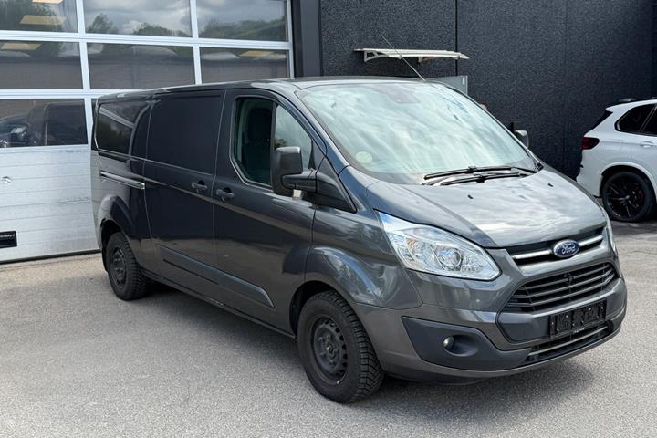 Grå Ford Transit Custom 290 L2 fra 2017 set udefra