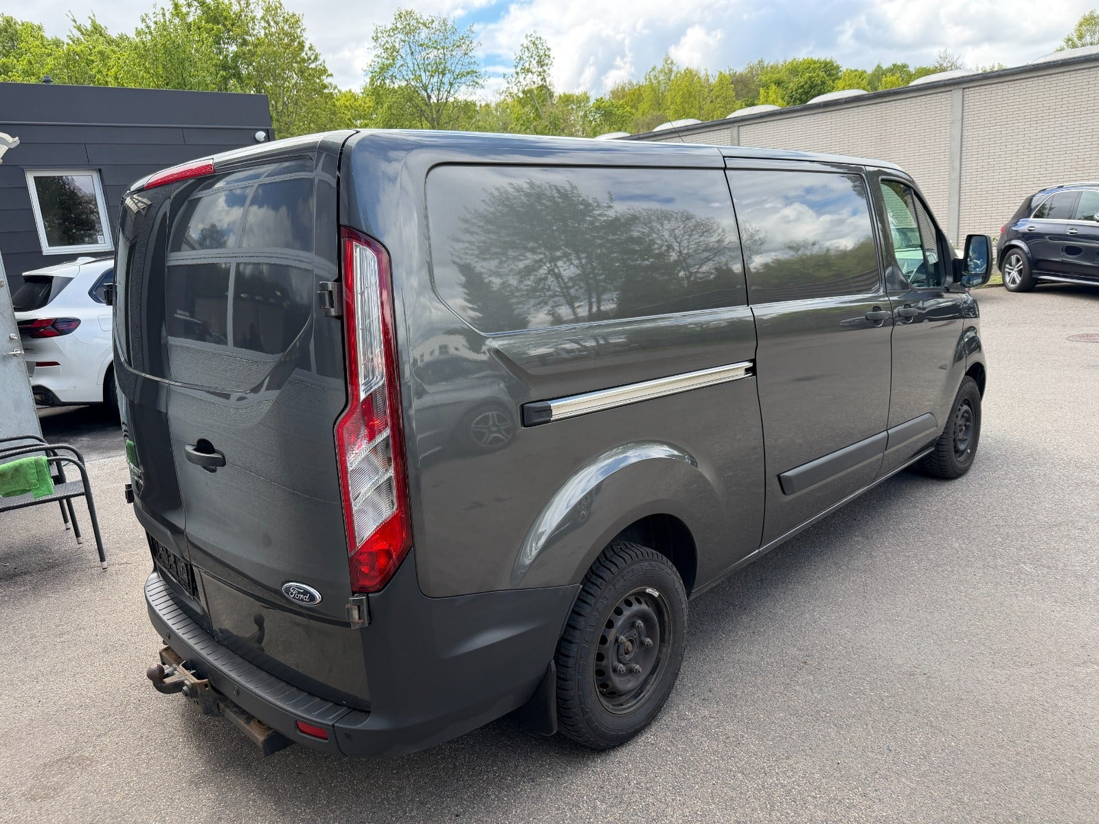 Grå Ford Transit Custom 290 L2 fra 2017 set udefra