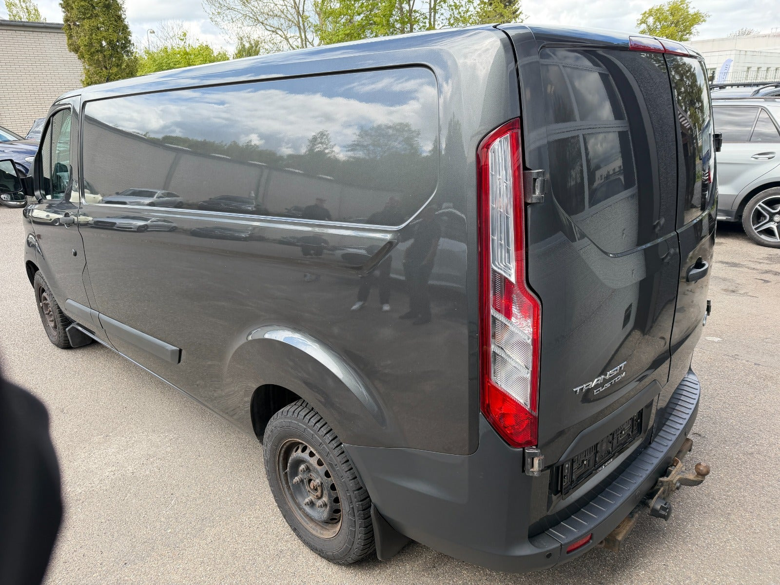 Grå Ford Transit Custom 290 L2 fra 2017 set udefra