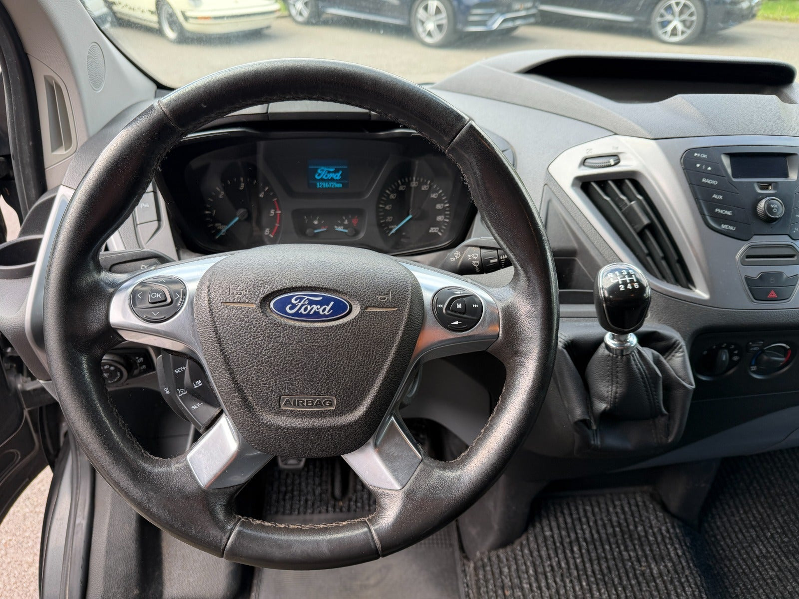 Grå Ford Transit Custom 290 L2 fra 2017 set indefra