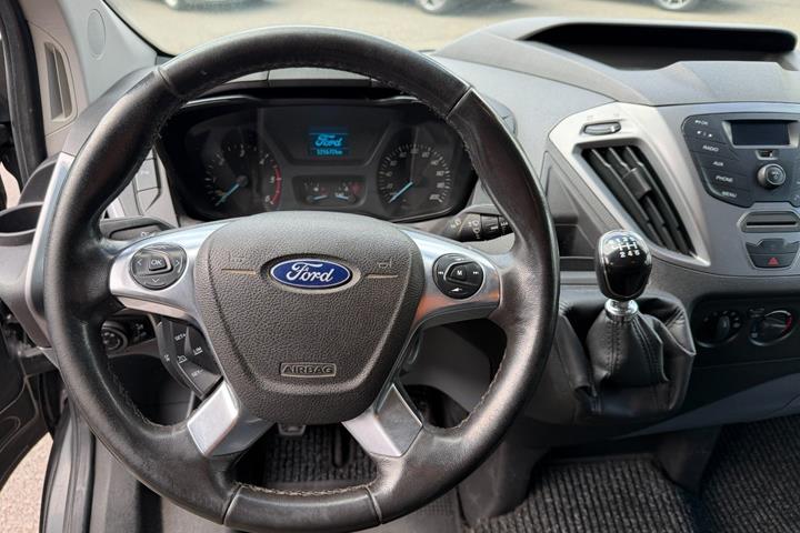 Grå Ford Transit Custom 290 L2 fra 2017 set indefra