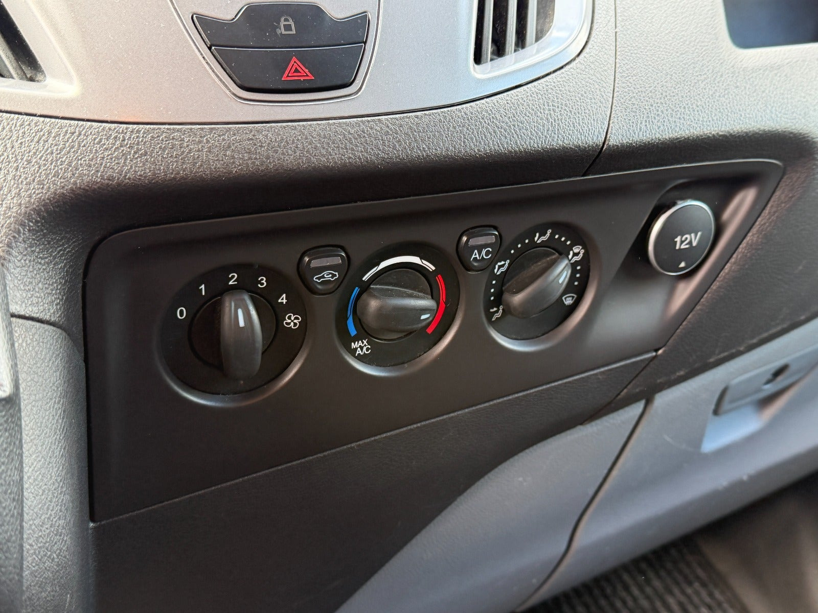 Grå Ford Transit Custom 290 L2 fra 2017 set indefra