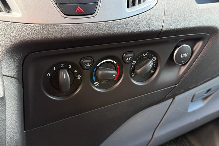 Grå Ford Transit Custom 290 L2 fra 2017 set indefra