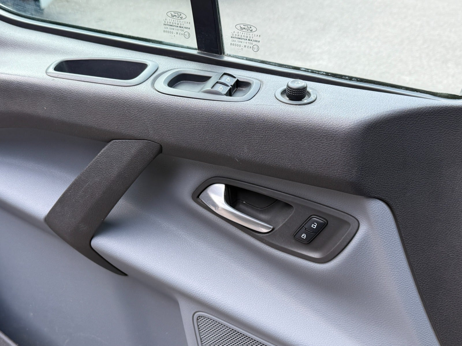 Grå Ford Transit Custom 290 L2 fra 2017 set indefra