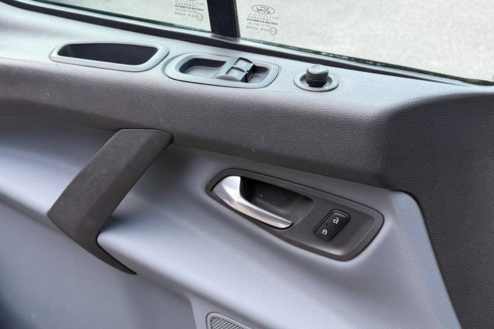 Grå Ford Transit Custom 290 L2 fra 2017 set indefra