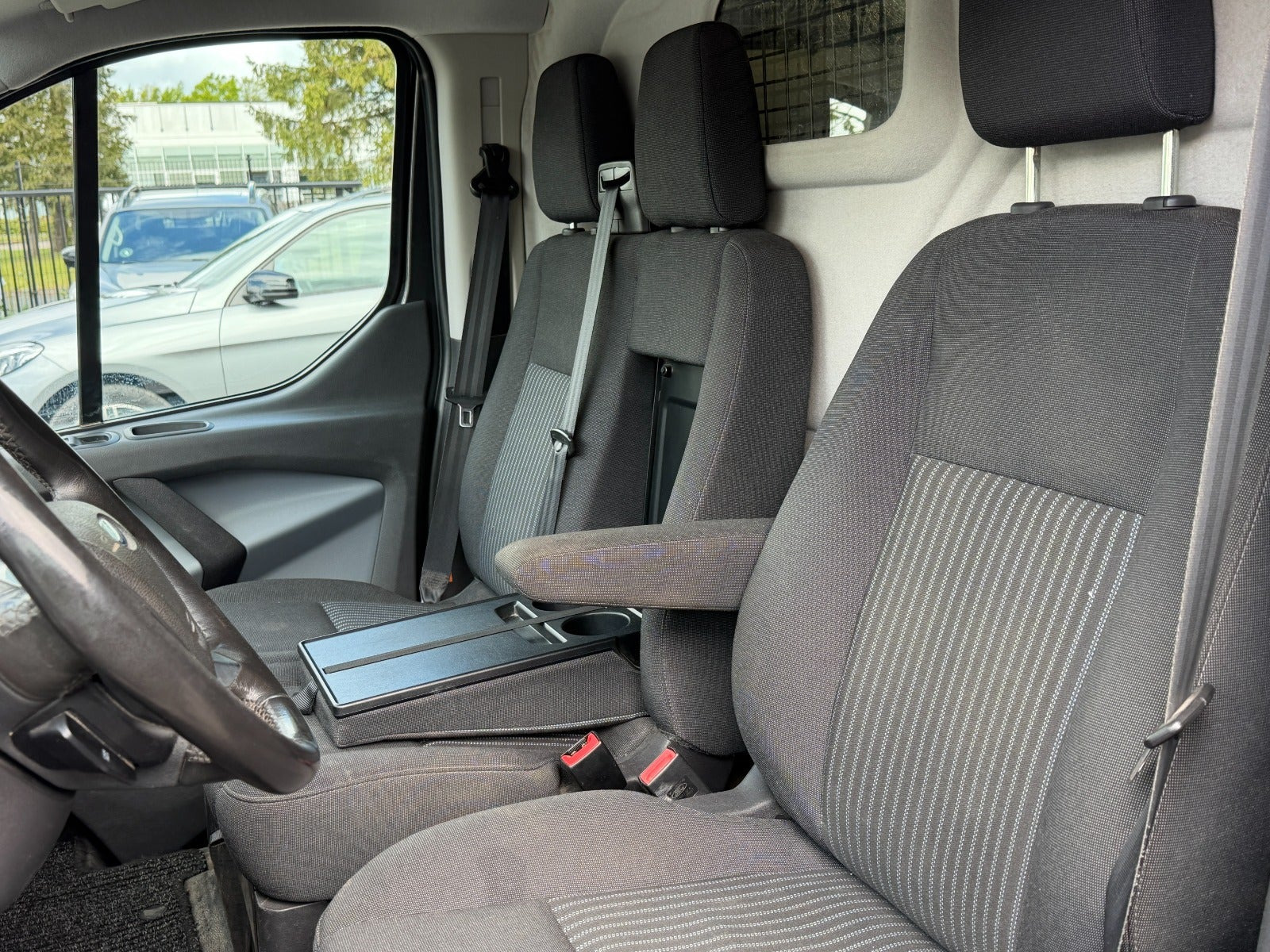 Grå Ford Transit Custom 290 L2 fra 2017 set indefra