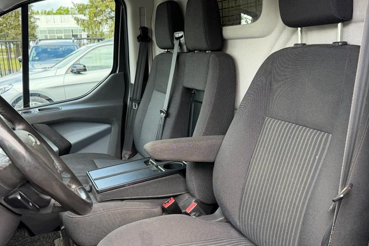 Grå Ford Transit Custom 290 L2 fra 2017 set indefra