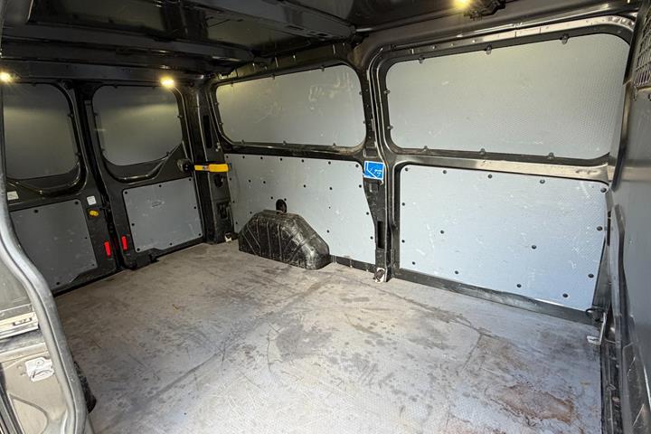 Grå Ford Transit Custom 290 L2 fra 2017 set udefra