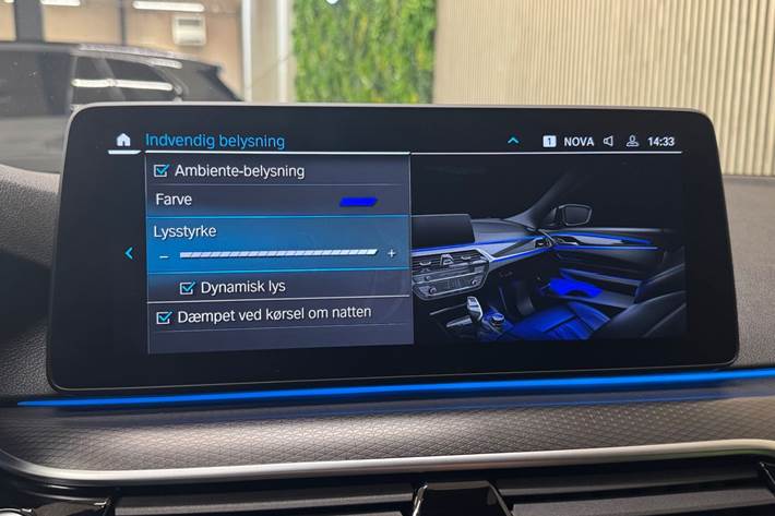 Grå BMW 545e fra 2021