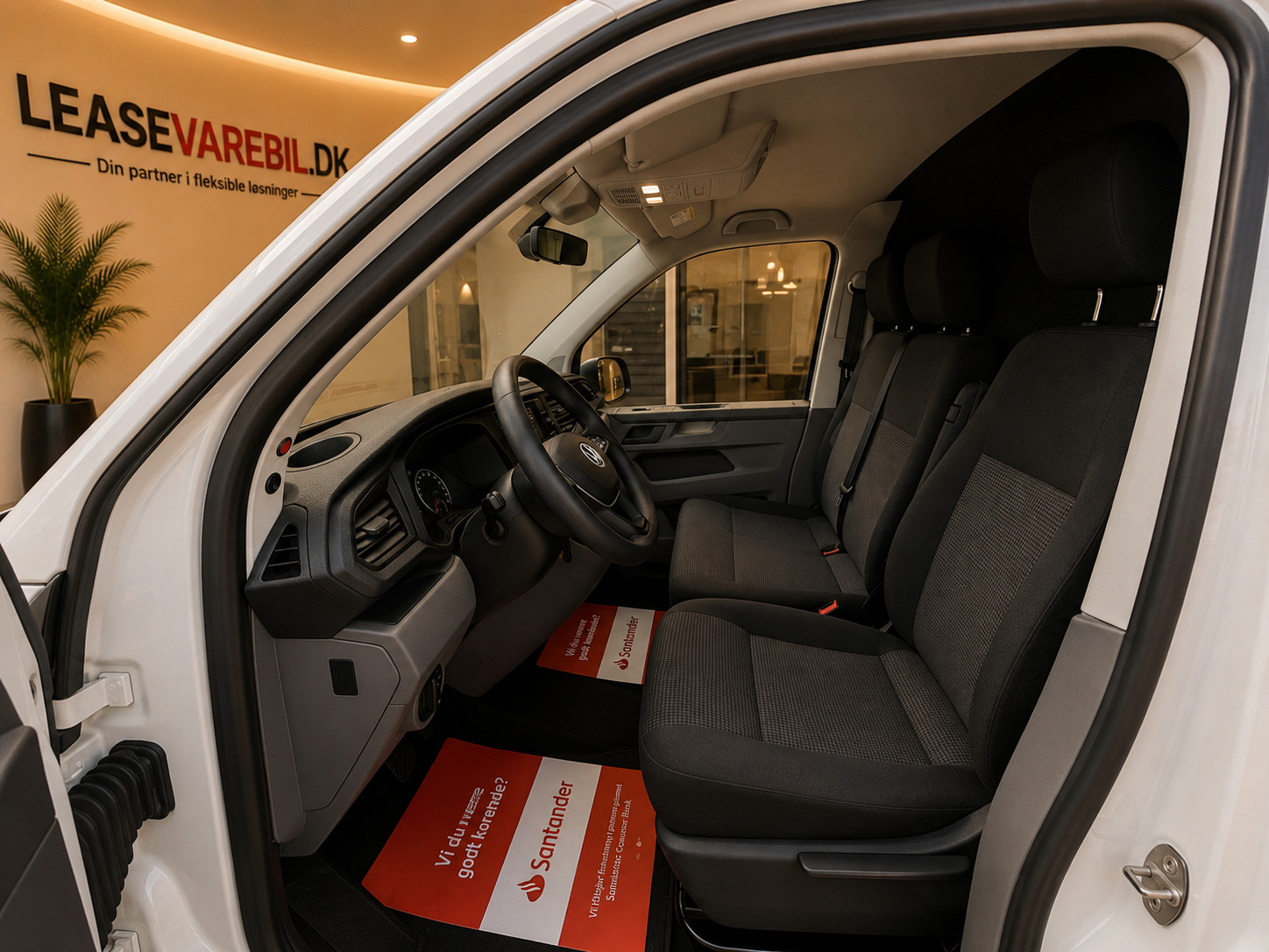 Hvid VW Transporter fra 2020