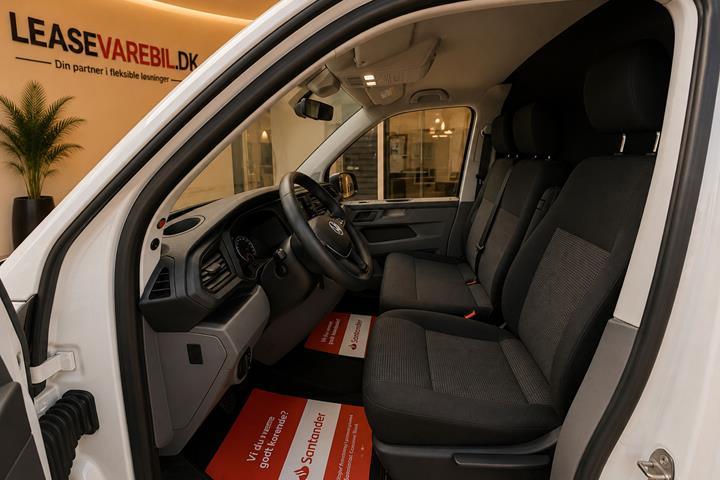 Hvid VW Transporter fra 2020