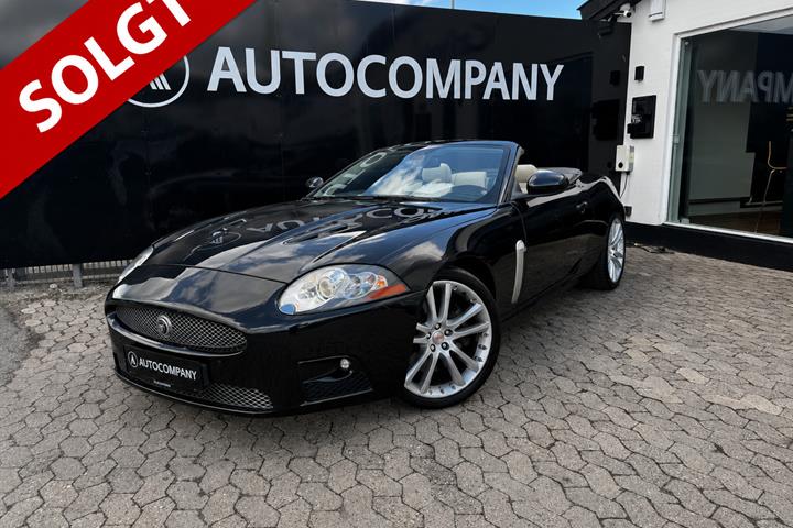 Sort Jaguar XKR fra 2007 set udefra