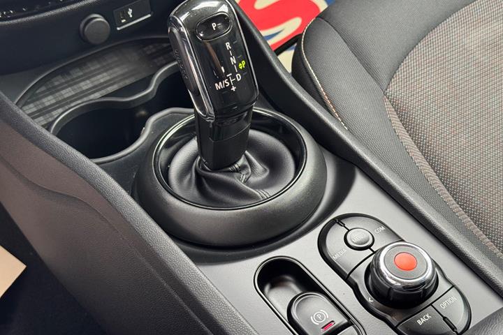 Grøn Mini Clubman Cooper fra 2020