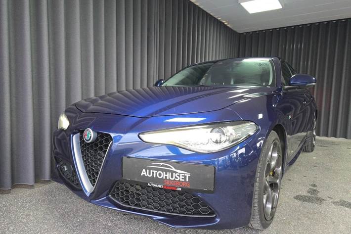 Blå Alfa Romeo Giulia fra 2018