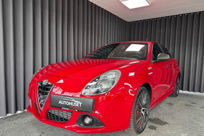 Rød Alfa Romeo Giulietta fra 2015