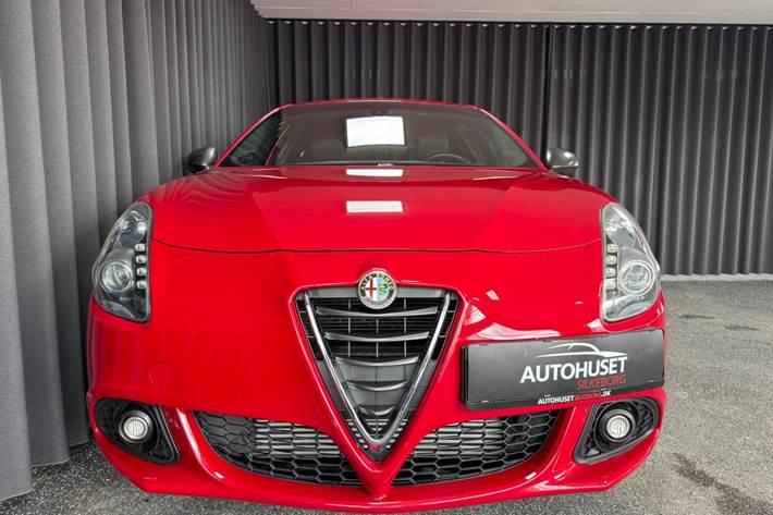 Rød Alfa Romeo Giulietta fra 2015