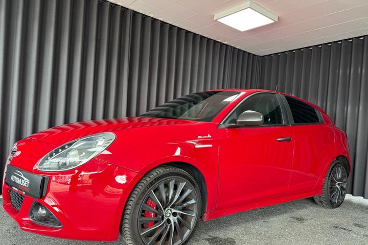 Rød Alfa Romeo Giulietta fra 2015