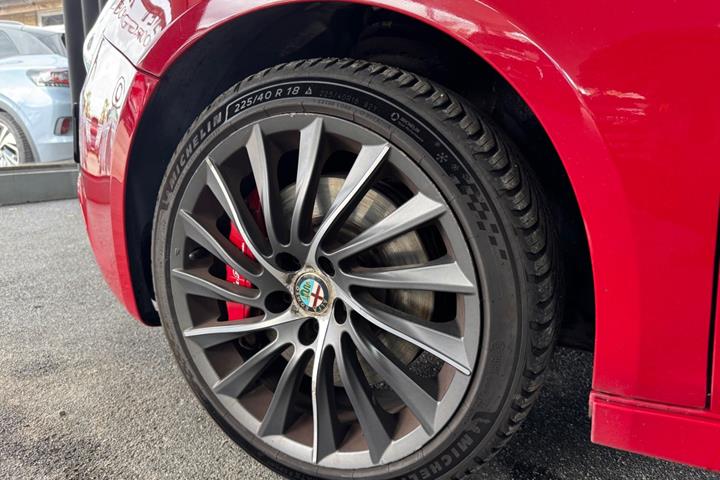 Rød Alfa Romeo Giulietta fra 2015