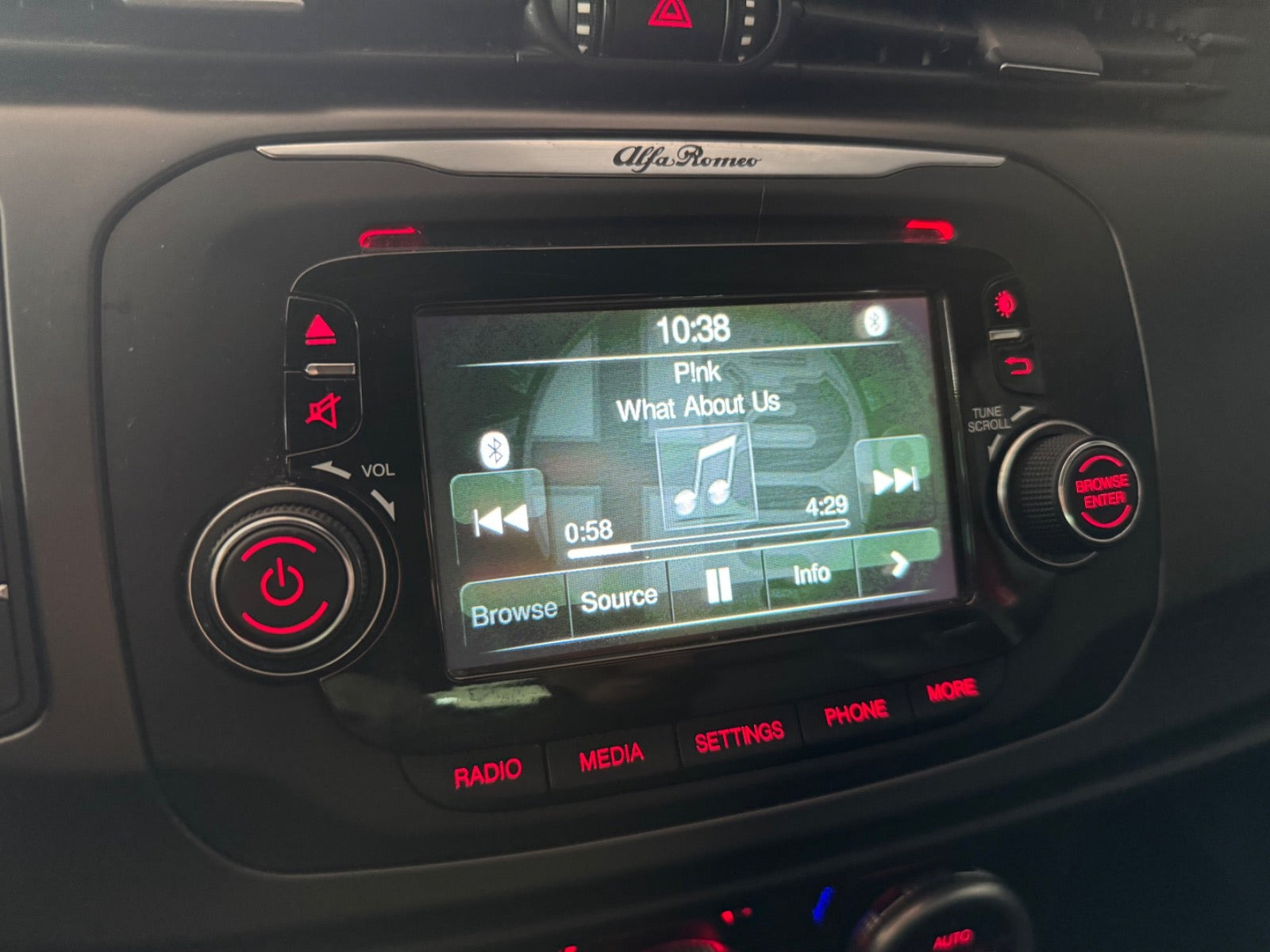 Rød Alfa Romeo Giulietta fra 2015