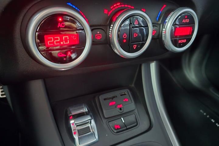 Rød Alfa Romeo Giulietta fra 2015