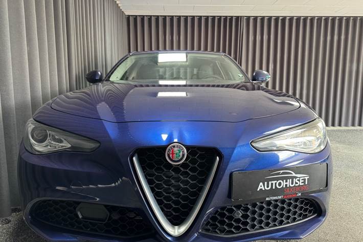 Blå Alfa Romeo Giulia fra 2019