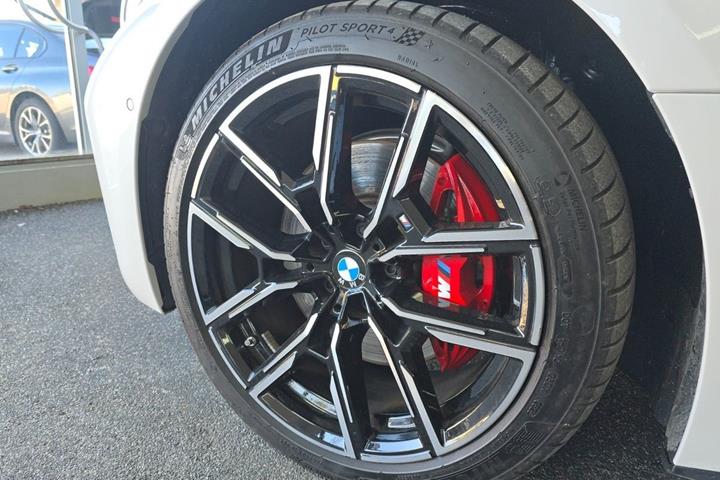 Hvid BMW i4 fra 2025