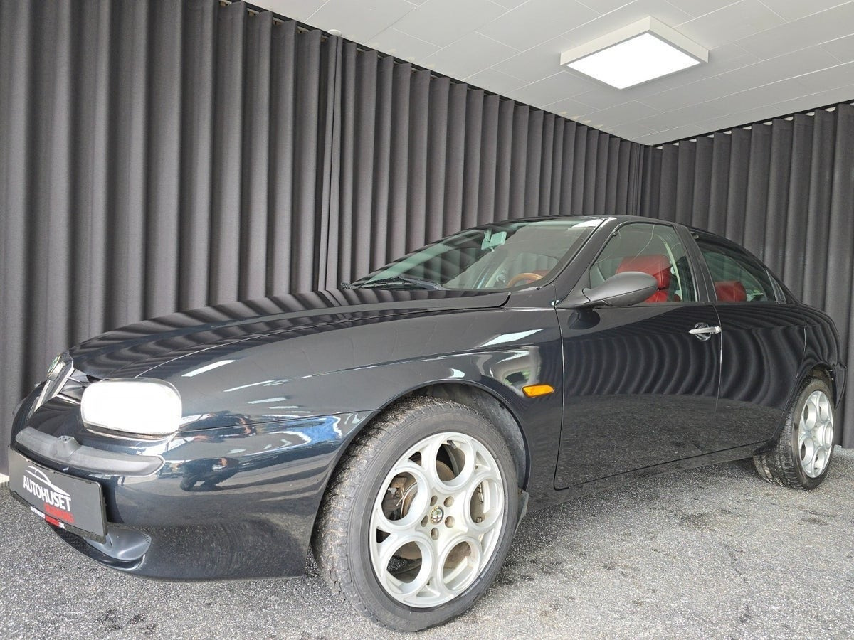 Sort Alfa Romeo 156 fra 1998 set udefra
