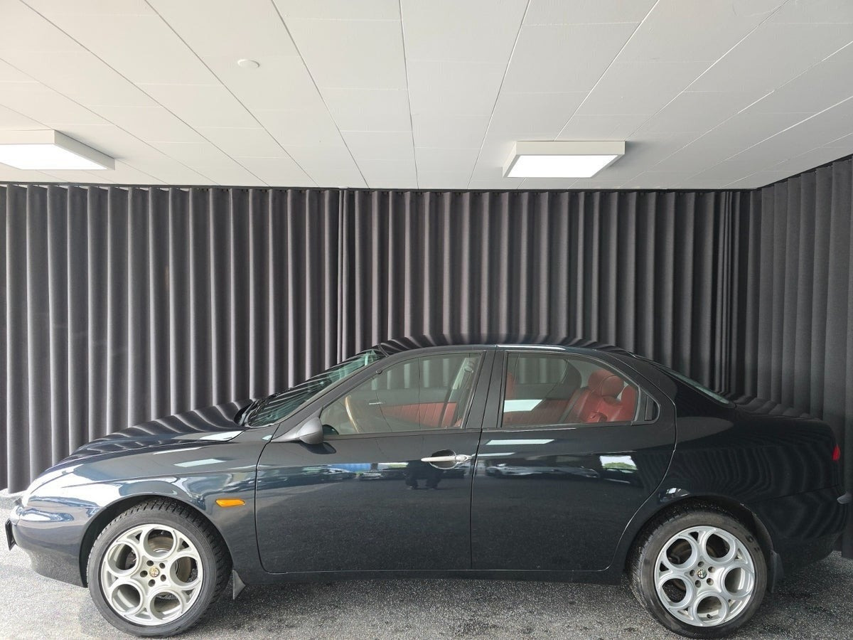 Sort Alfa Romeo 156 fra 1998 set udefra