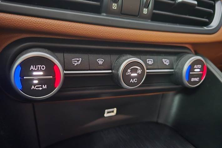 Blå Alfa Romeo Giulia fra 2018