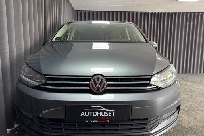 Grå VW Touran fra 2017