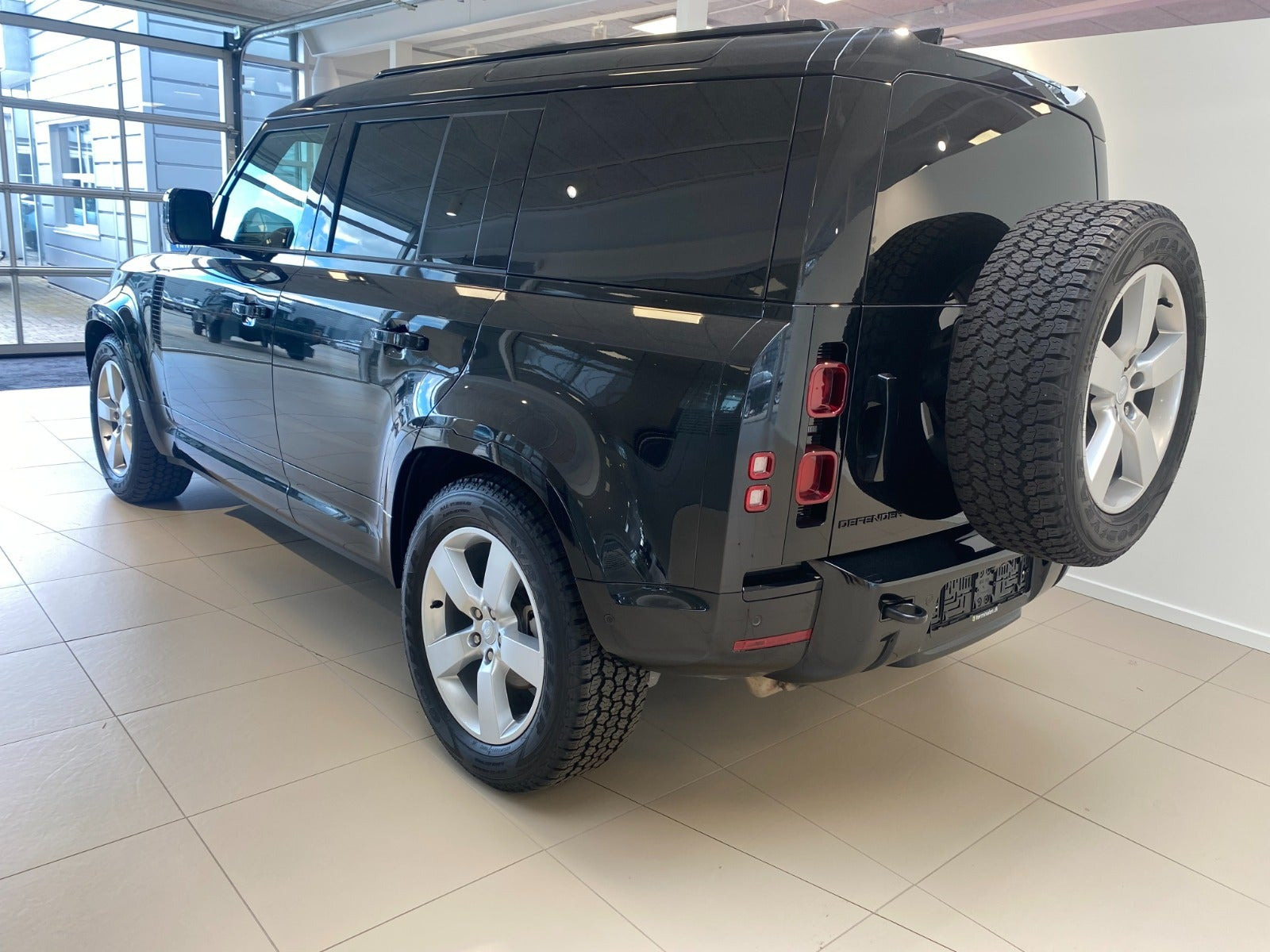 Sort Land Rover Defender 110 fra 2025