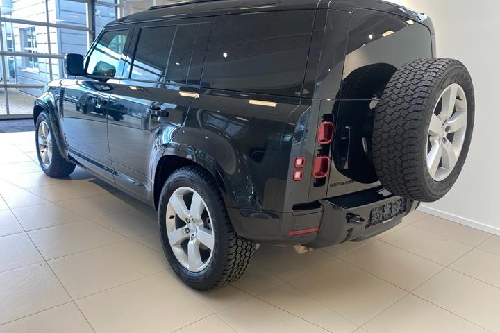 Sort Land Rover Defender 110 fra 2025