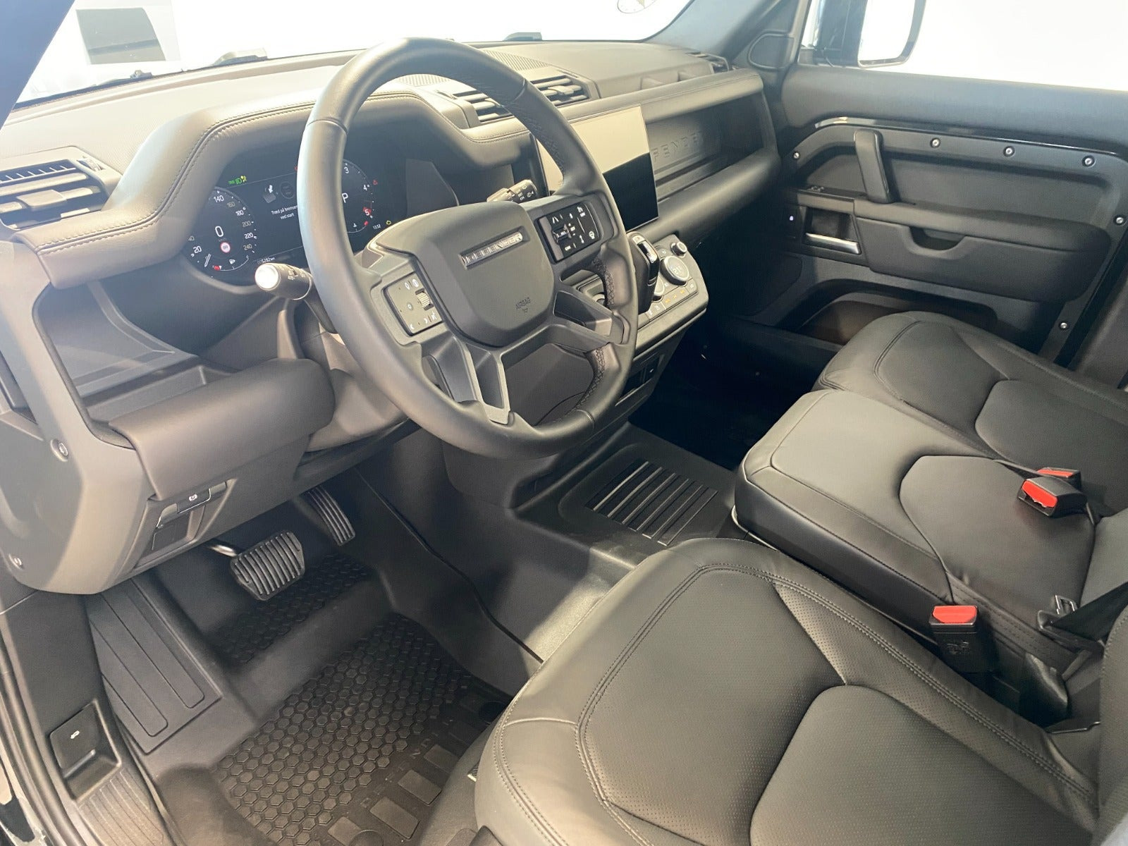 Sort Land Rover Defender 110 fra 2025