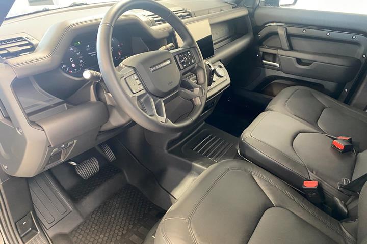 Sort Land Rover Defender 110 fra 2025