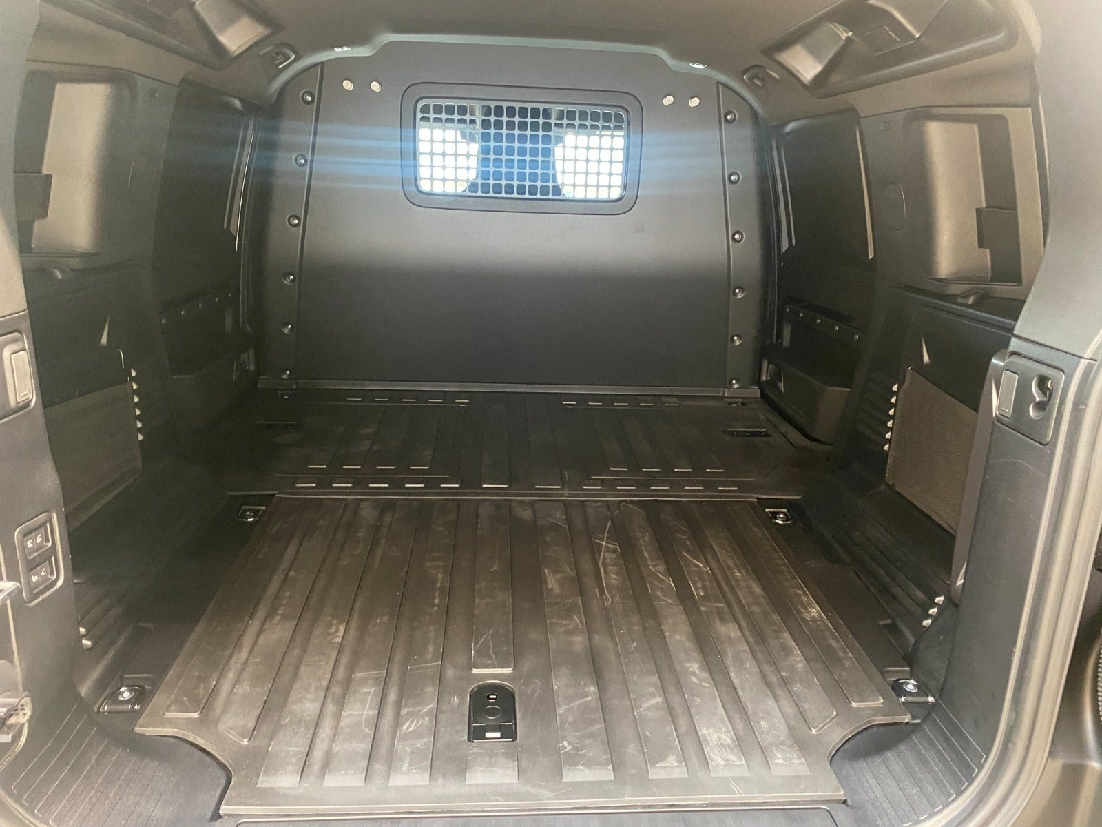 Sort Land Rover Defender 110 fra 2025