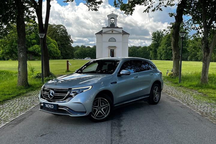 Sølv Mercedes EQC400 fra 2021 set udefra