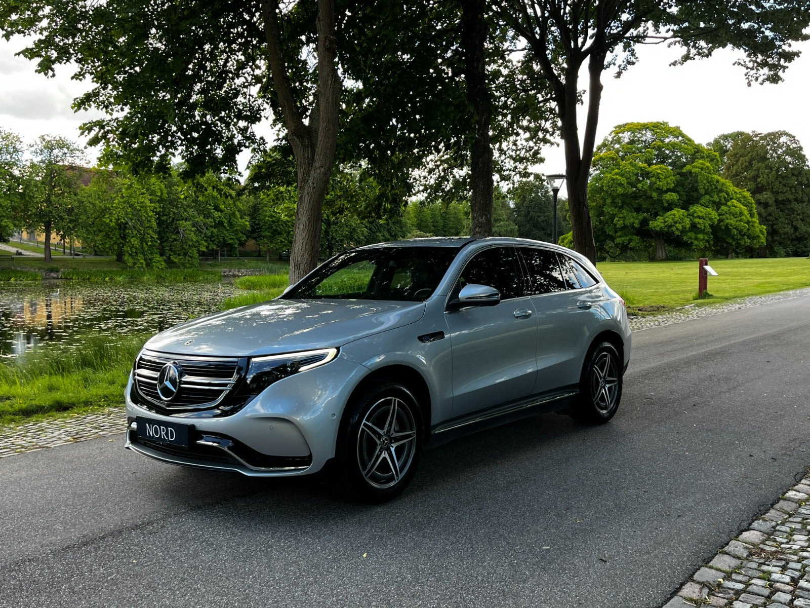 Sølv Mercedes EQC400 fra 2021