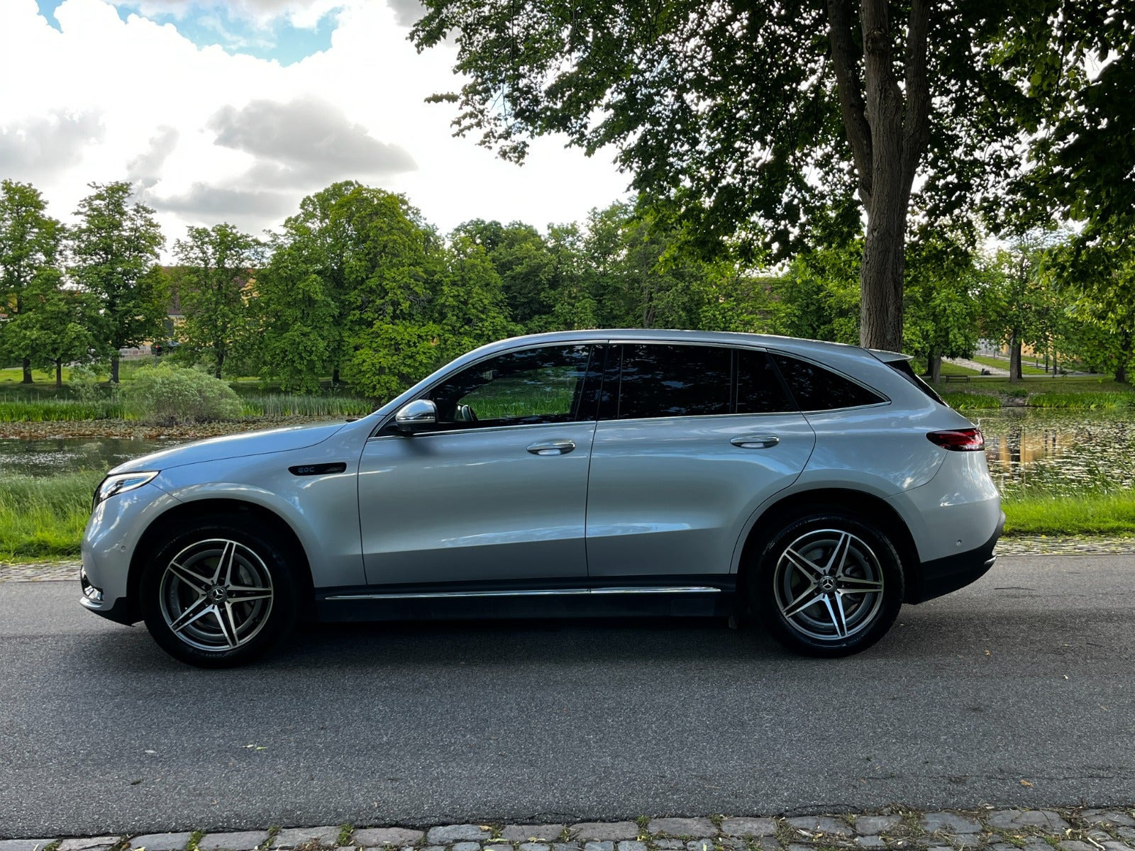 Sølv Mercedes EQC400 fra 2021