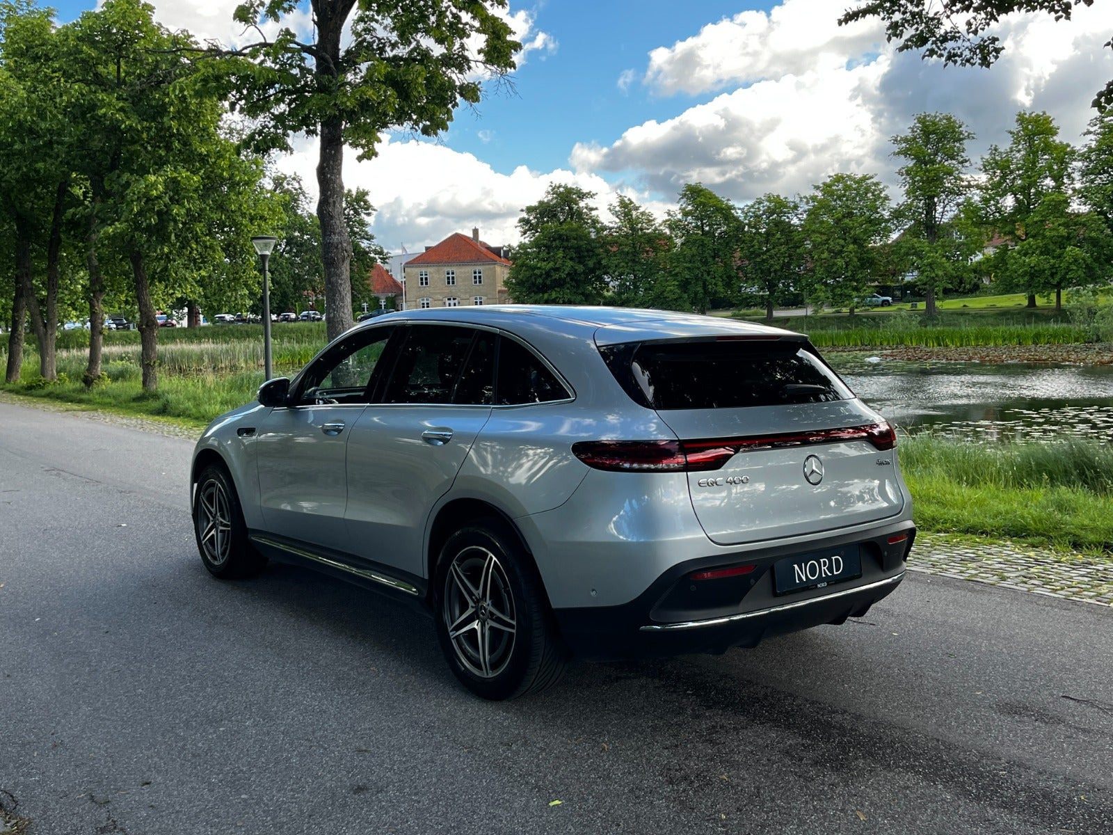 Sølv Mercedes EQC400 fra 2021