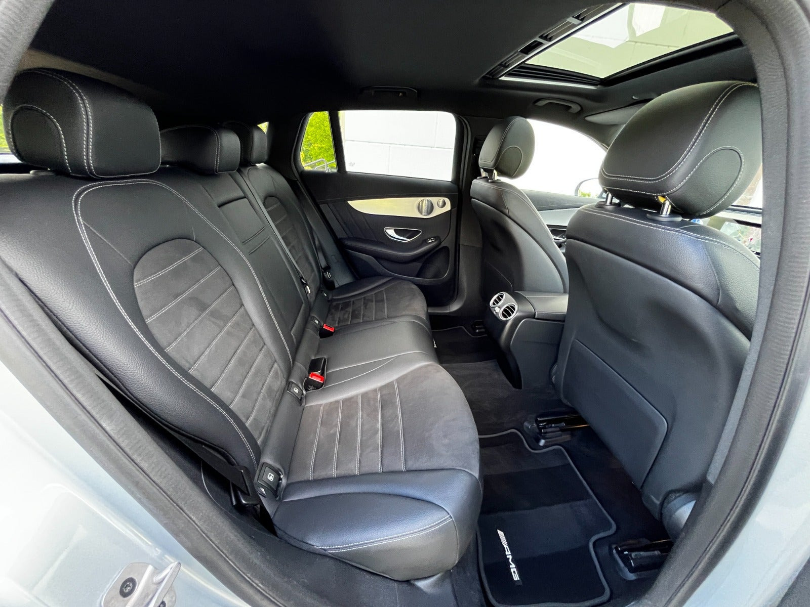 Sølv Mercedes EQC400 fra 2021