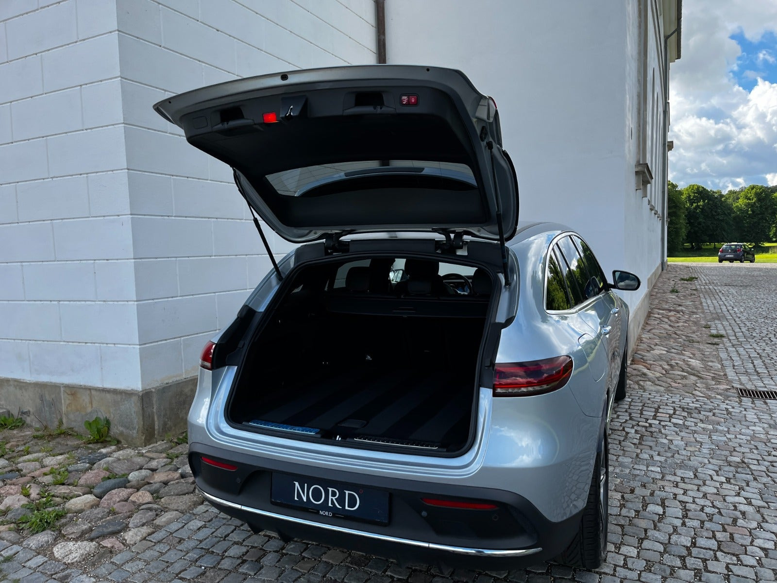 Sølv Mercedes EQC400 fra 2021