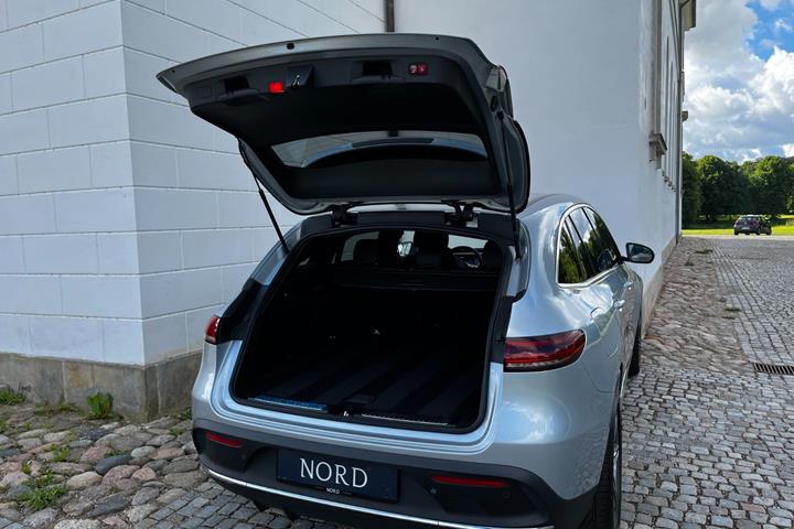 Sølv Mercedes EQC400 fra 2021