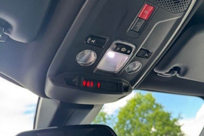 Hvid Peugeot 2008 fra 2023