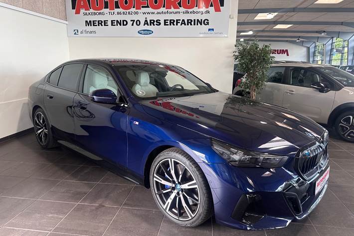 Blå BMW i5 fra 2024