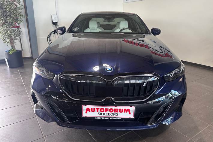 Blå BMW i5 fra 2024