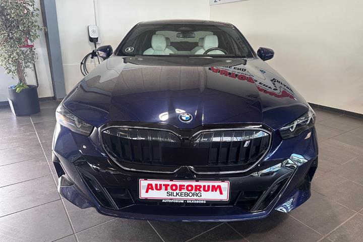 Blå BMW i5 fra 2024
