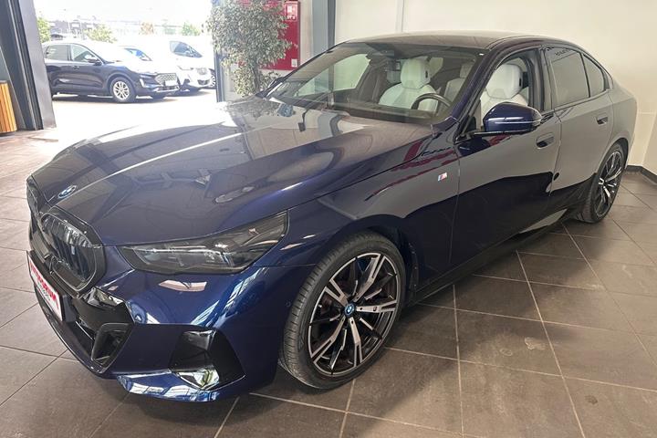 Blå BMW i5 fra 2024