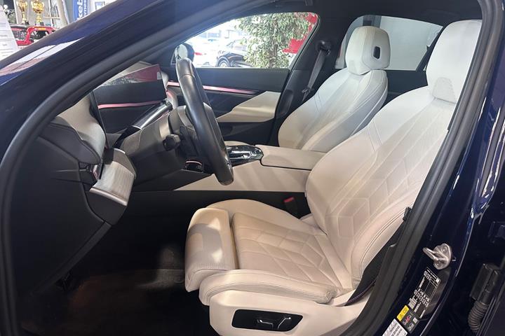Blå BMW i5 fra 2024