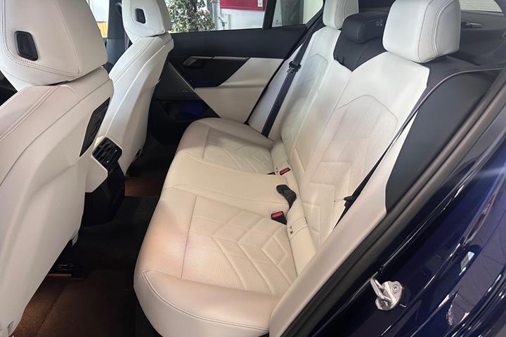 Blå BMW i5 fra 2024